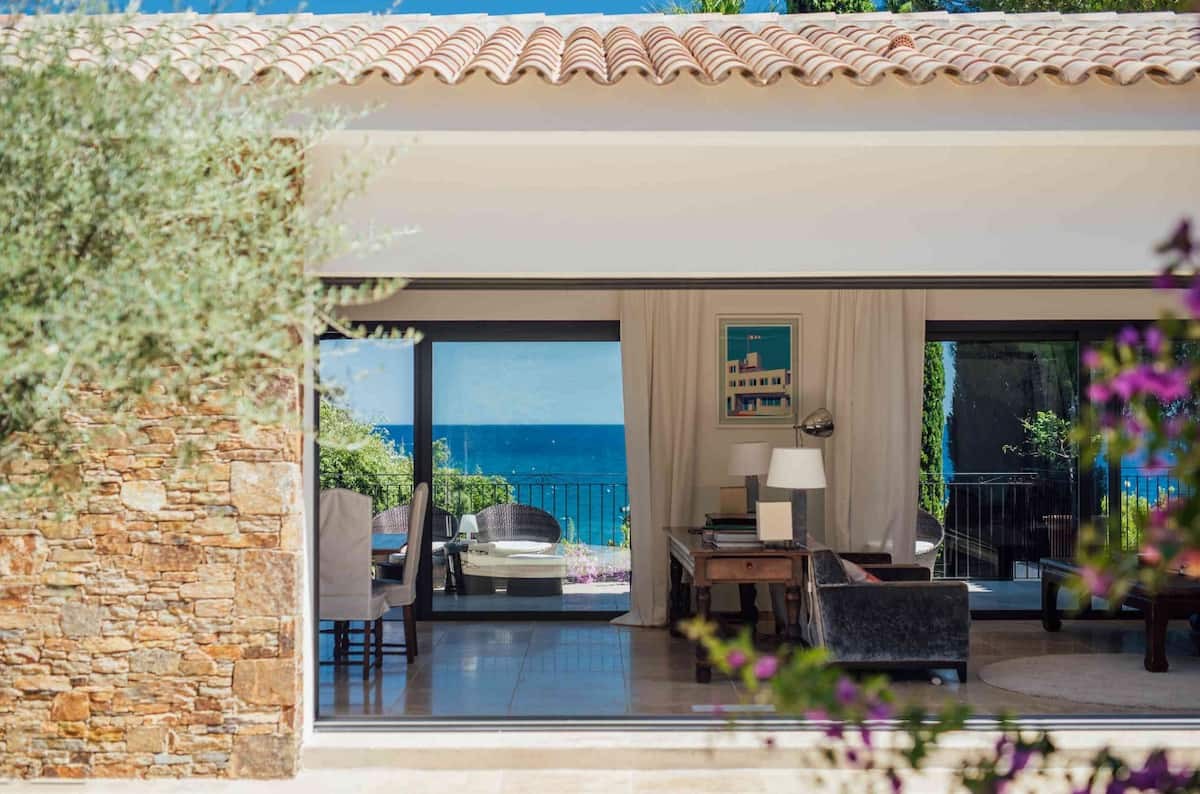 Le salon ouvert sur la mer · vue 1
