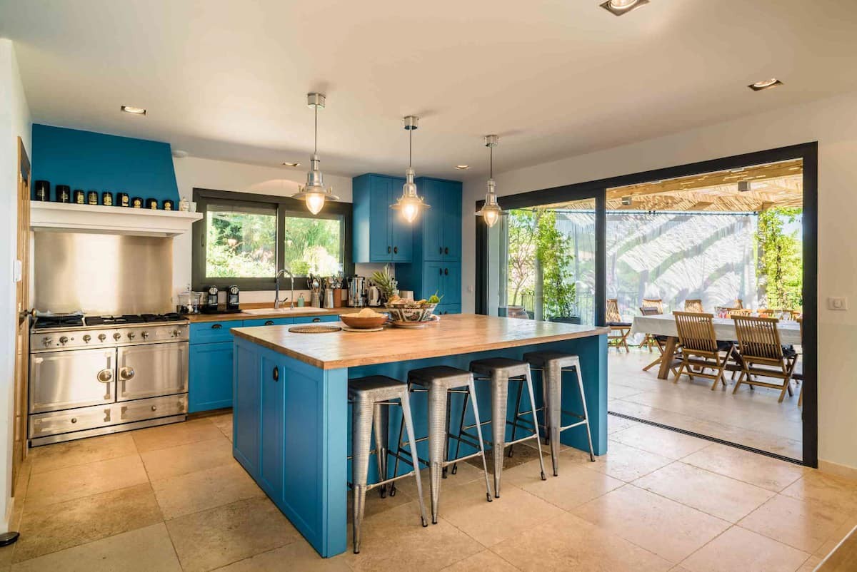 La cuisine de la villa · vue 2