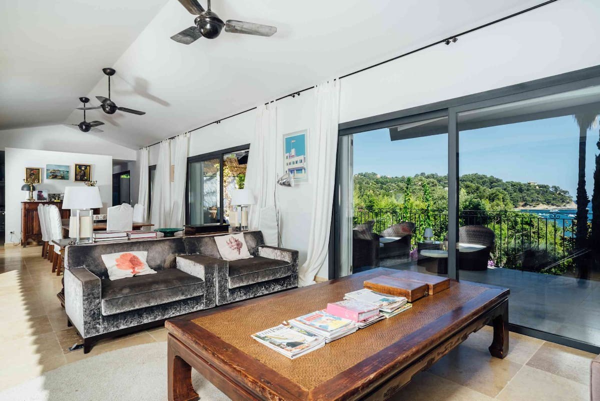 Le salon ouvert sur la mer · vue 3