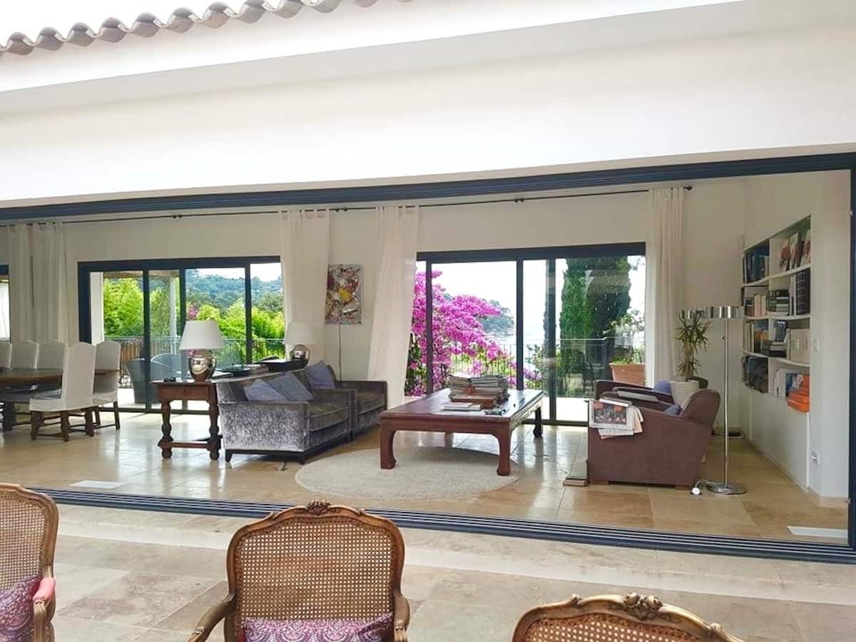 Le salon ouvert sur la mer · vue 5